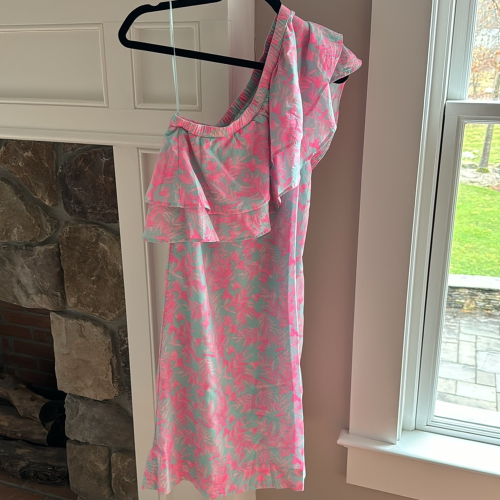 New with tags, one shoulder vineyard vines dress